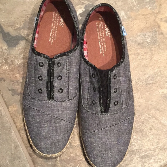 Tom’s Shoes - Picture 3 of 5
